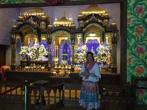 Templo Hindu foi um dos locais visitados por Luciana, durante trabalhos voluntários realizados no País
