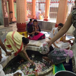 No templo Hindu, luciana ofertou com pétalas a deusa Lakshimi